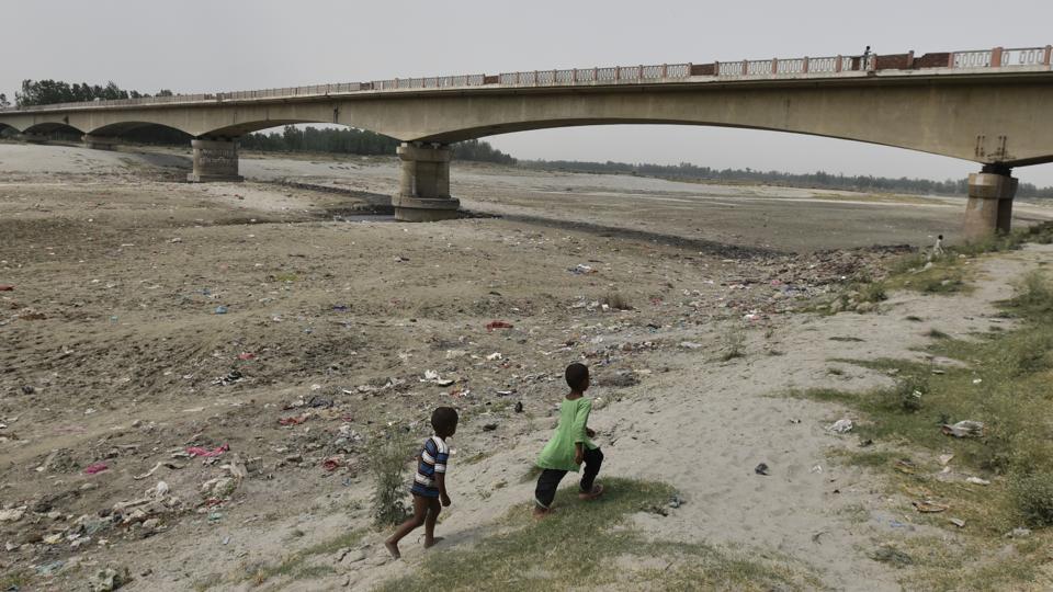 हम किनारे तो अब भी हैं, पर वो करीबी नहीं रही