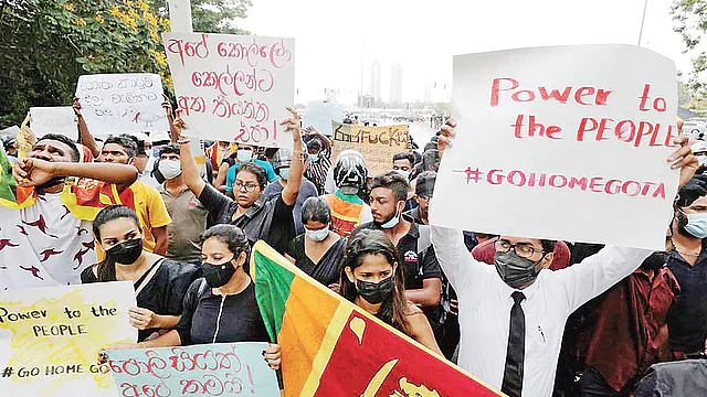 संकट में श्रीलंका, भारत के लिए भी सबक